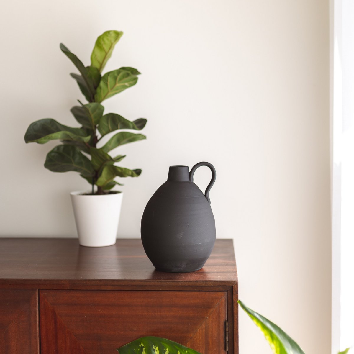 Handgefertigte Keramikvase mit Henkel – 25cm – Schwarz/Weiß – Hergestellt in Portugal