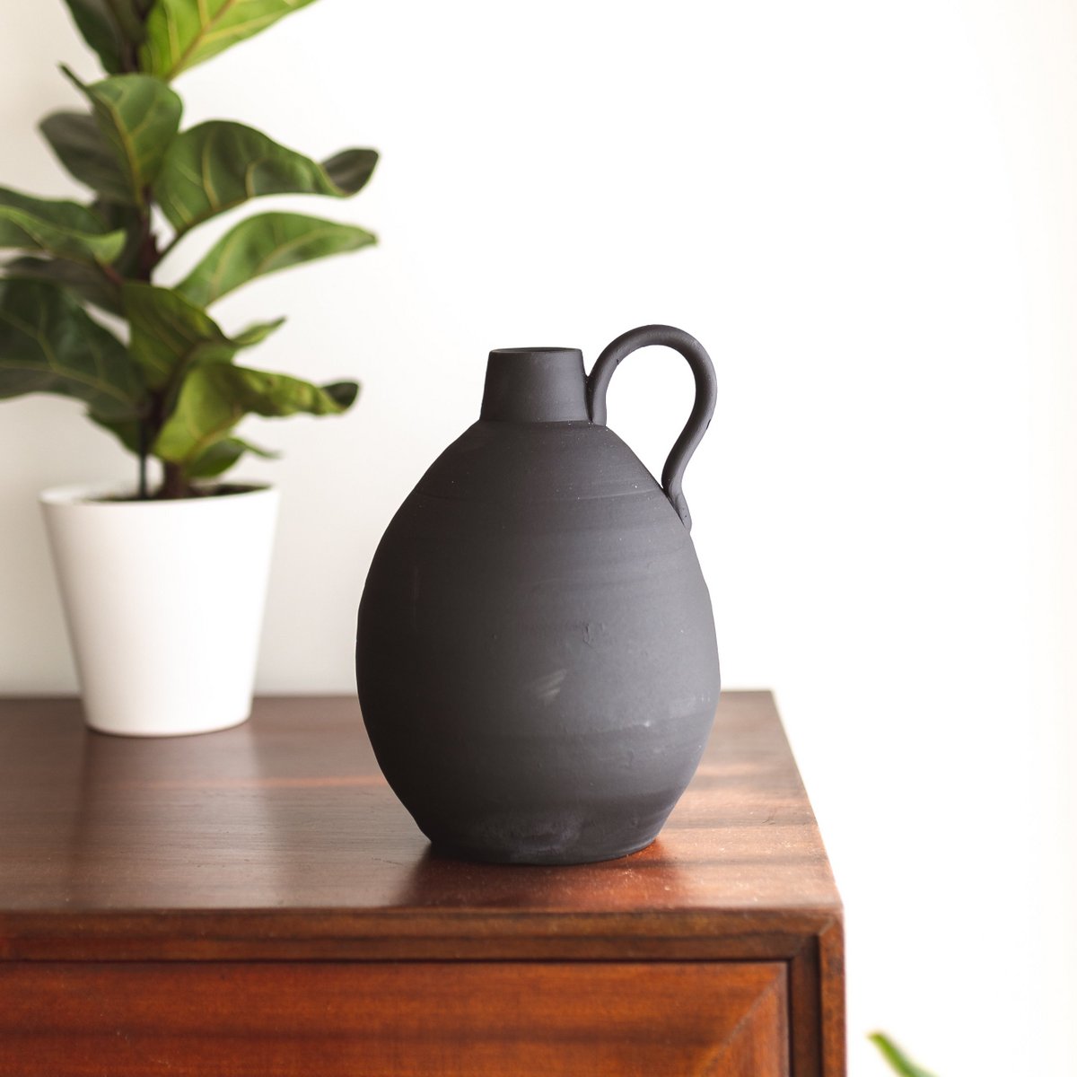 Handgefertigte Keramikvase mit Henkel – 25cm – Schwarz/Weiß – Hergestellt in Portugal