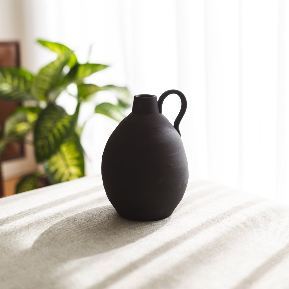 Handgefertigte Keramikvase mit Henkel – 25cm – Schwarz/Weiß – Hergestellt in Portugal